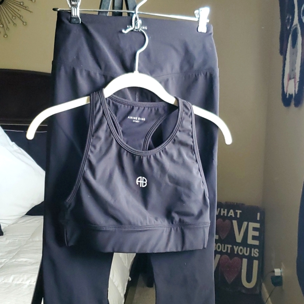 Women sport leggings and top.